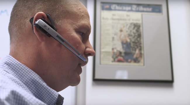 Employee discussing language localization with client